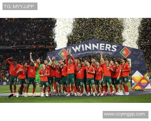 亲吻奖杯足球巨星在赛后激情庆祝时刻展现冠军荣耀与心路历程